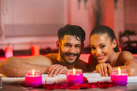 amoureux bain moussant romantique|Rendre une soirée romantique inoubliable avec un bain à deux